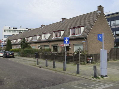 906849 Gezicht op de voorgevels van de woningen Boomgaardlaan 1-hoger te Utrecht, vanaf de Tichelaarstraat.